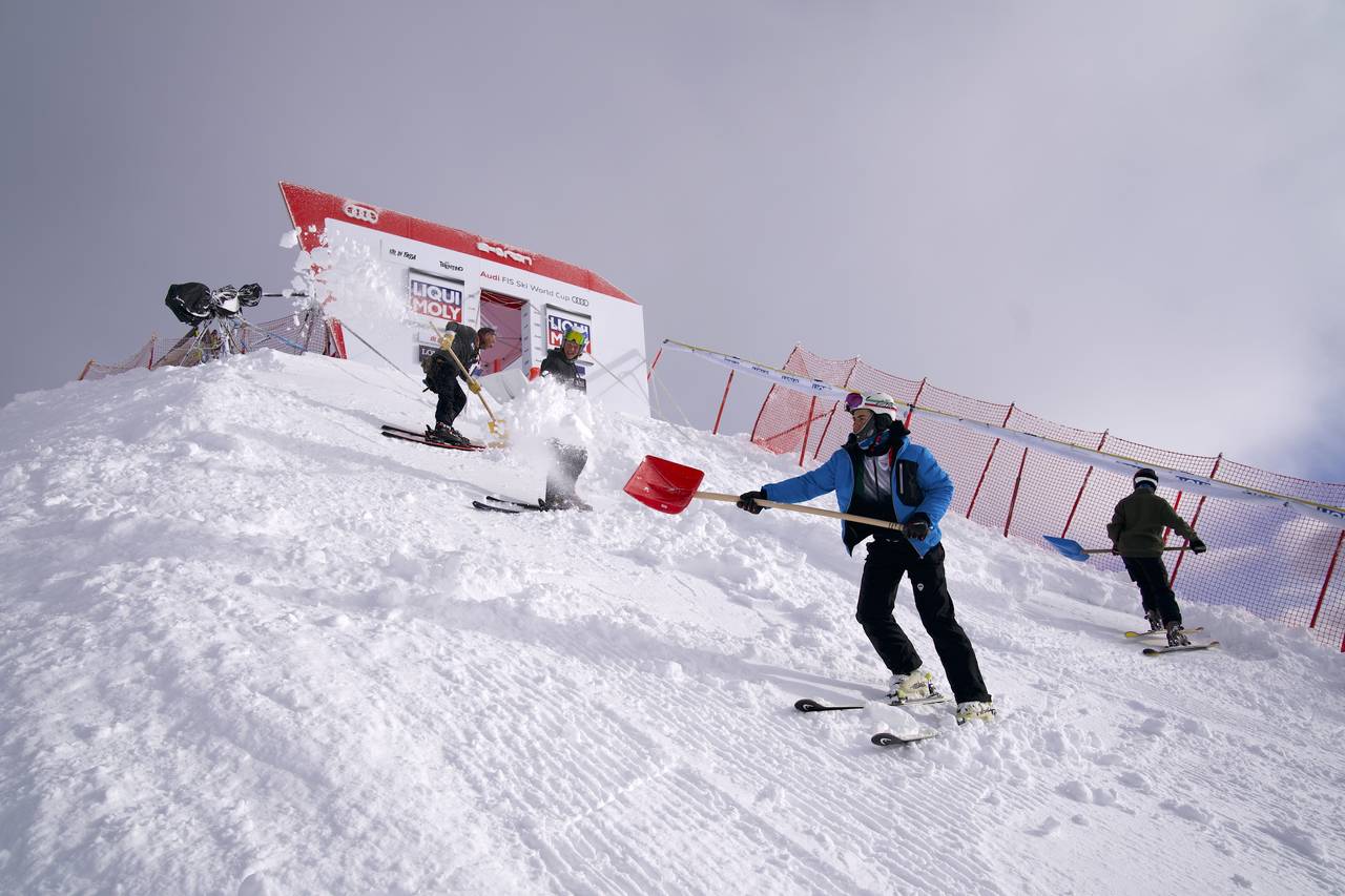 Too much snow, the first super-G is cancelled